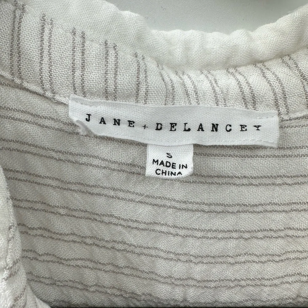 JANE & DELANCEY white shirt sleeve lightweight blouse.  SMALL - Picture 5 of 10